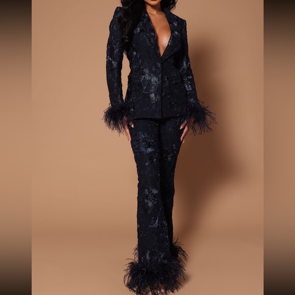 FashionNova Luxe Collection feather blazer & pants set - Picture 5 of 10